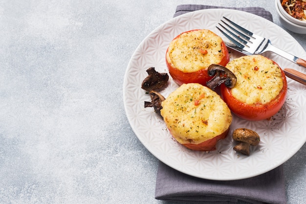 Tomates enteros al horno rellenos de champiñones y queso con especias