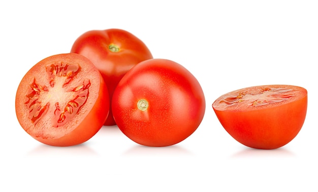 Tomates enteros y cortados a la mitad sobre un fondo blanco aislado