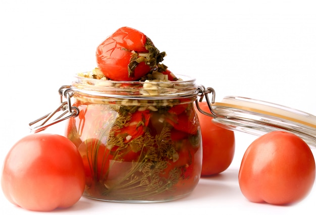 Tomates en escabeche enlatados en un frasco de vidrio aislado estilo rústico