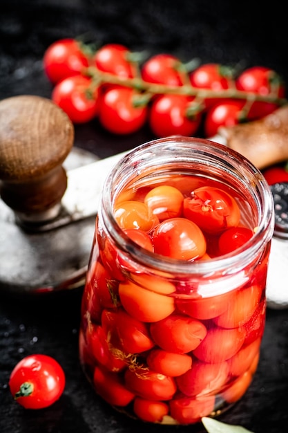 Tomates en escabeche en un frasco de vidrio sobre la mesa