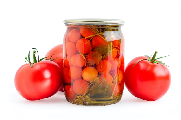 Tomates en escabeche y frescos en blanco