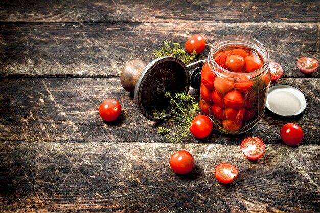 Tomates en escabeche con hierbas especias y selladora.