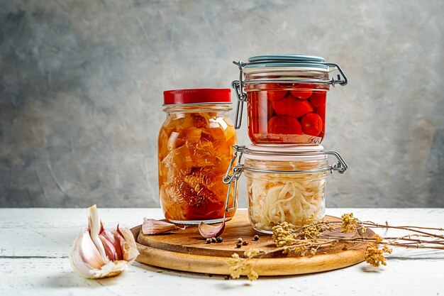 Tomates en escabeche kimchi repollo con aceite de ajo pimienta y hojas de laurel Copiar espacio