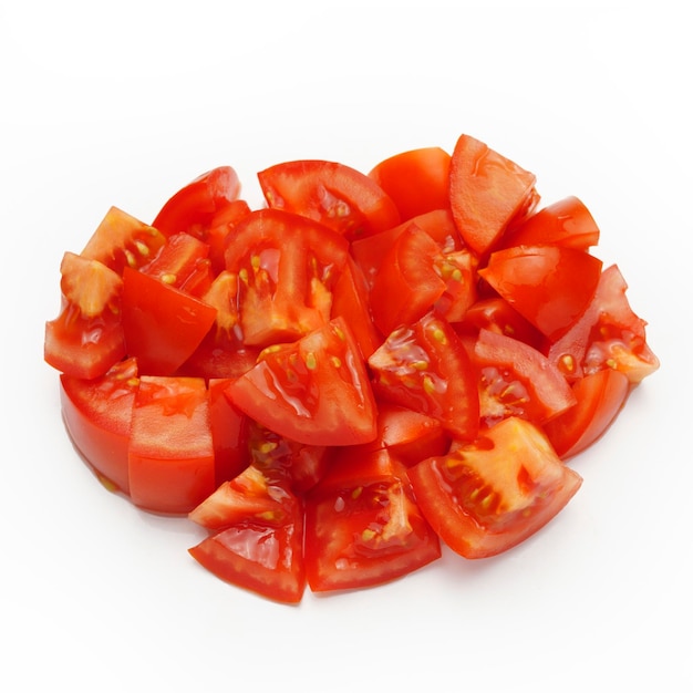 Tomates fatiados para salada isolada