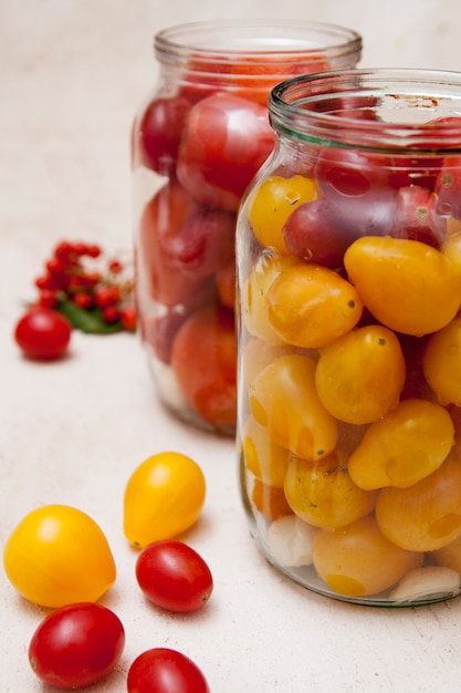 Tomates en frascos - preparación para el decapado. Comida enlatada casera