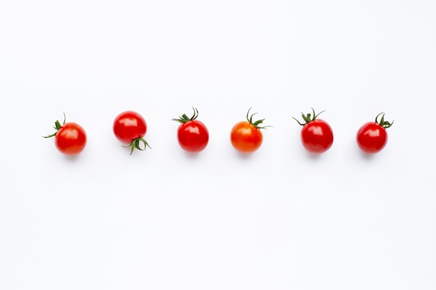 Tomates frescos aislados en blanco.