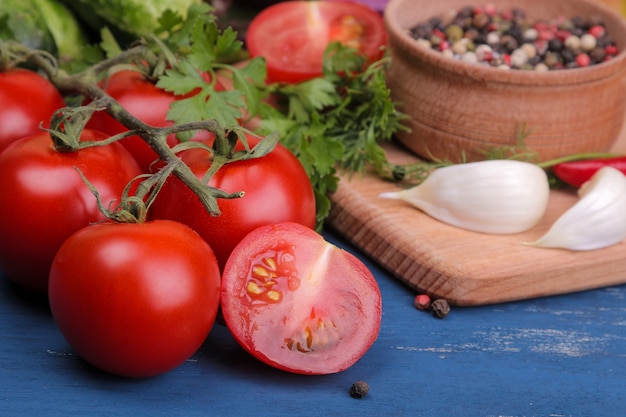 Tomates frescos con ajo en la mesa