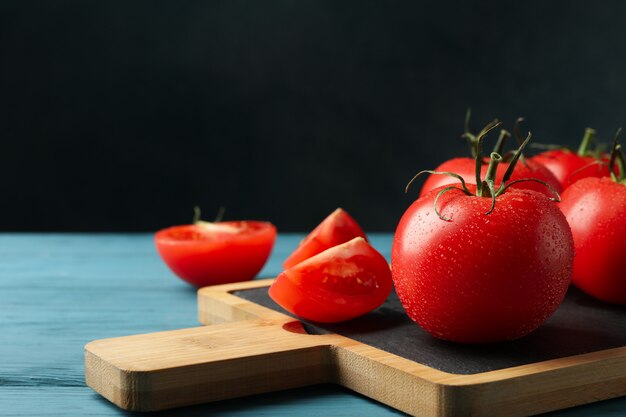 Tomates frescos a bordo en la mesa de madera. Vegetales maduros