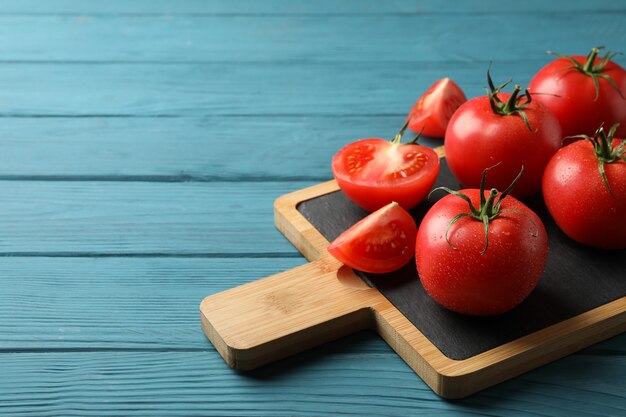 Tomates frescos a bordo en la mesa de madera. Vegetales maduros