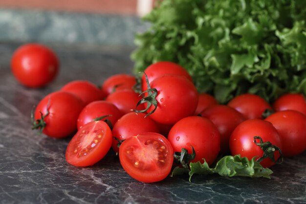 Tomates frescos, brilhantes e suculentos na mesa da cozinha