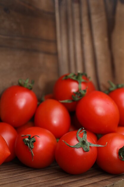 Tomates frescos, brilhantes e suculentos na mesa da cozinha