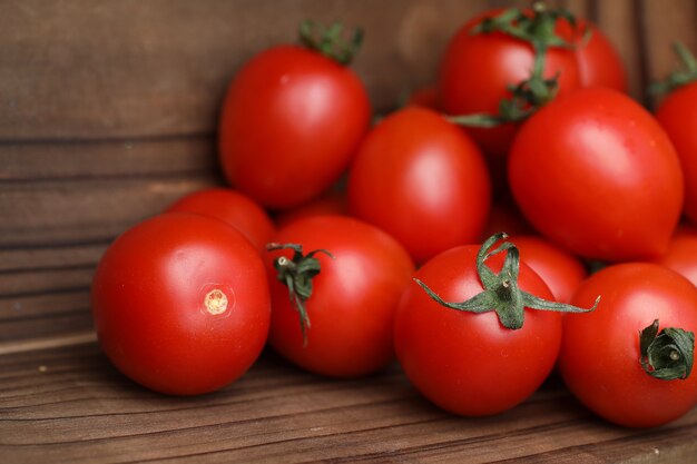 Tomates frescos, brilhantes e suculentos na mesa da cozinha