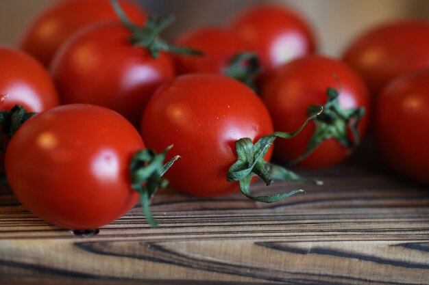 Tomates frescos brillantes y jugosos en la mesa de la cocina