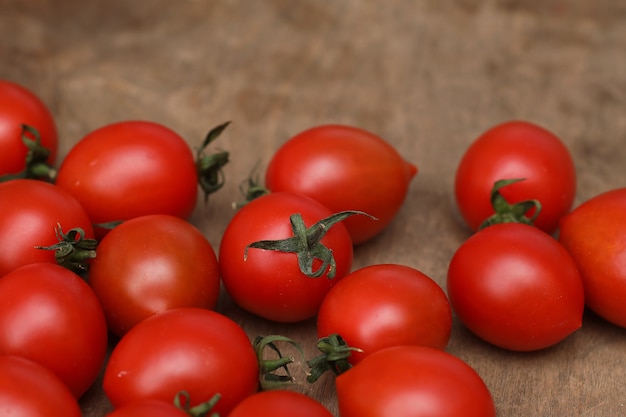 Tomates frescos brillantes y jugosos en la mesa de la cocina