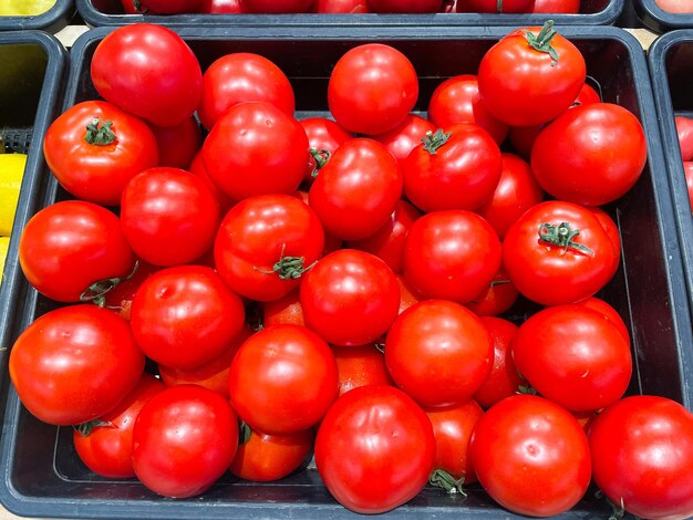 Tomates frescos en canasta para su venta en supermercados