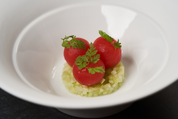 Tomates frescos de chile pelados y pepinos picados