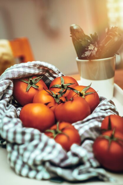 Tomates frescos en la cocina