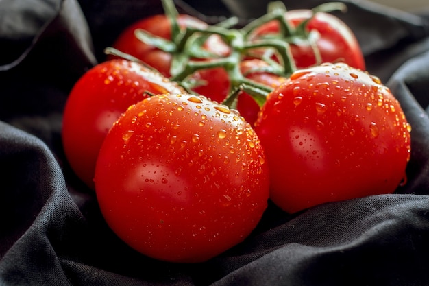 Tomates frescos com gotas de água