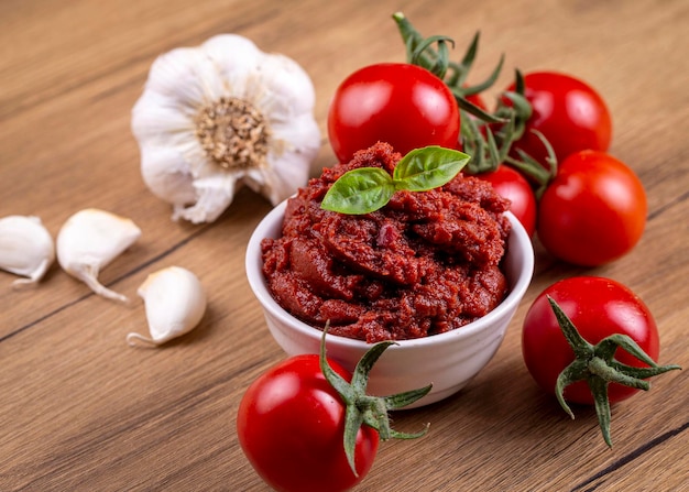 Tomates frescos e pasta de tomate