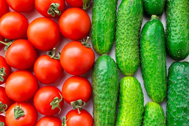 Tomates frescos e pepinos em cima da mesa Verduras de produtos orgânicos