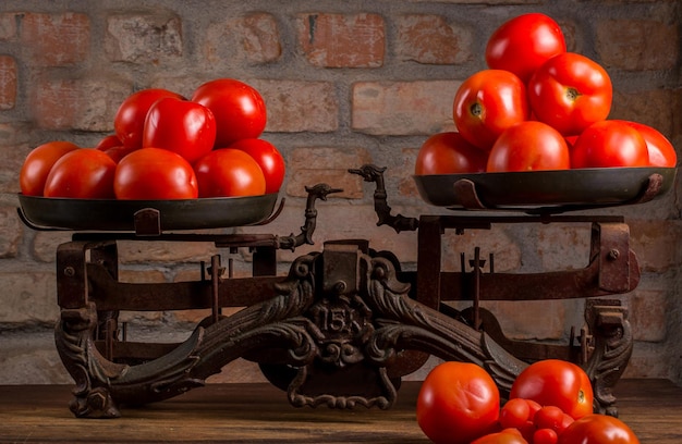 Tomates frescos em escala antiga