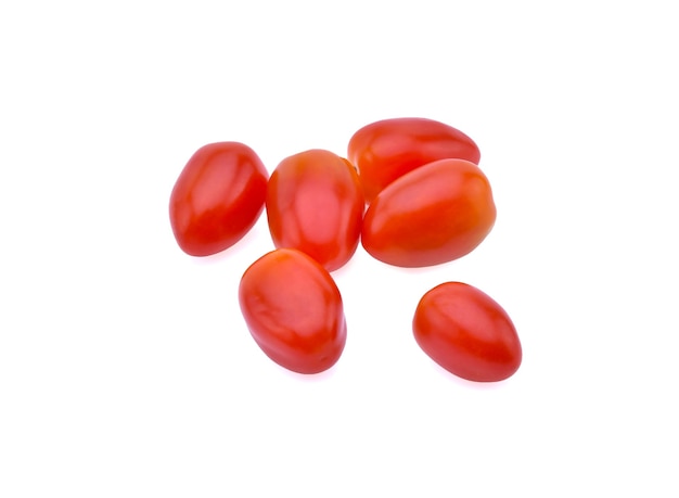 Tomates frescos em fundo branco.