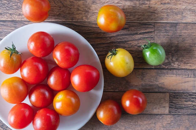 Tomates frescos em um prato na mesa