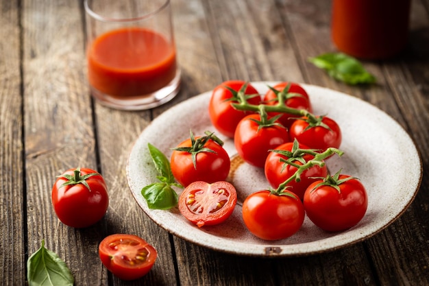 Tomates frescos em um prato