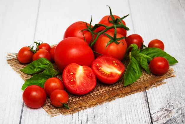 Tomates frescos em uma mesa