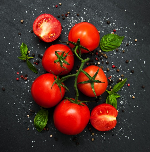 Tomates frescos em uma mesa