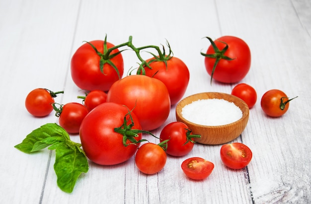 Tomates frescos em uma mesa