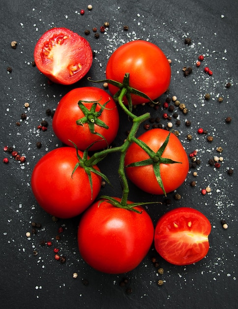 Tomates frescos em uma mesa