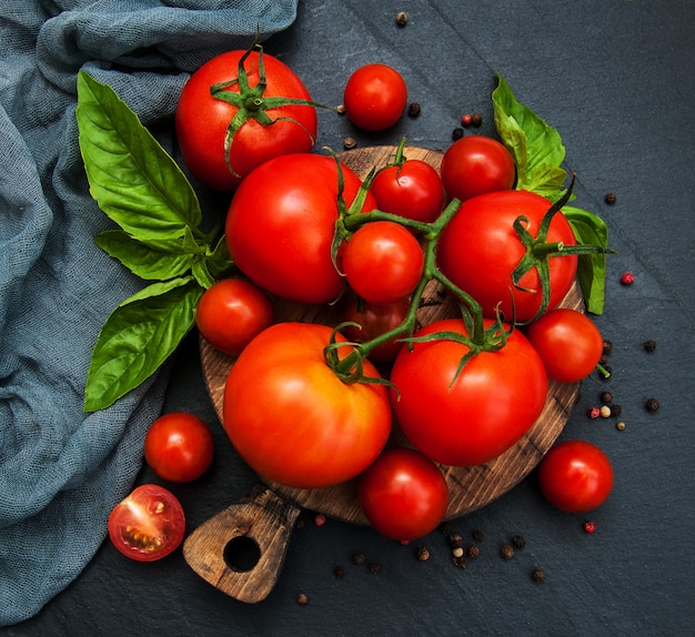 Tomates frescos em uma mesa