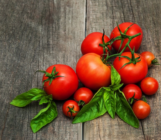 Tomates frescos em uma mesa