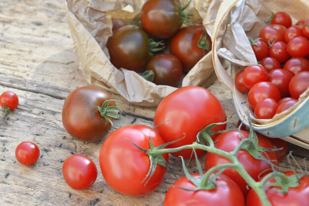 Tomates frescos em uma prancha rústica