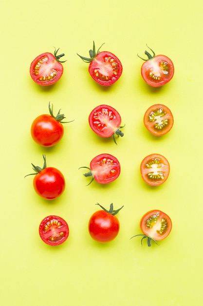 Tomates frescos, enteros y medio corte aislados en verde