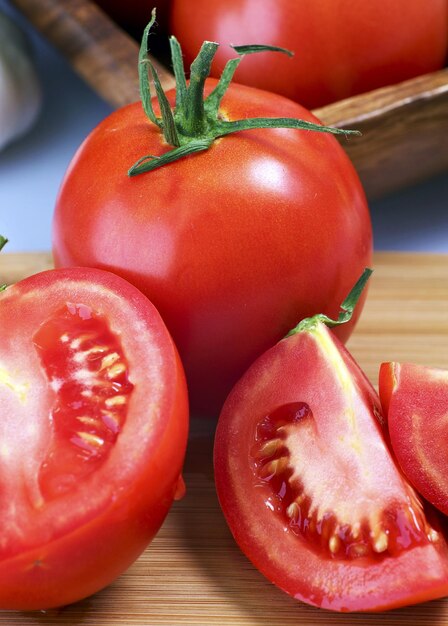 Tomates frescos fotografía de primer plano vertical tomates frescos sabrosos y jugosos