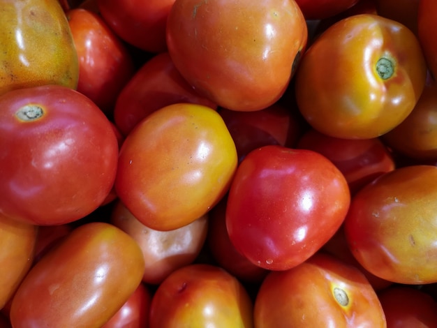 tomates frescos. fundo vegetal colorido.