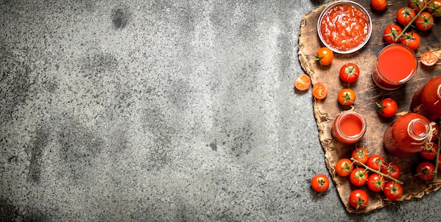 Tomates frescos, jugo de tomate y salsa.