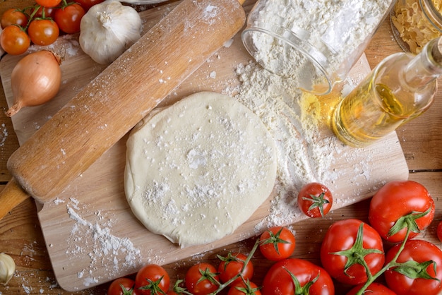 Tomates frescos y masa de pizza