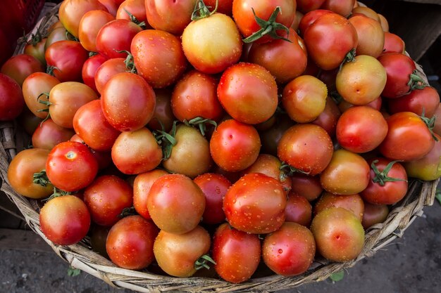 Tomates frescos en el mercado