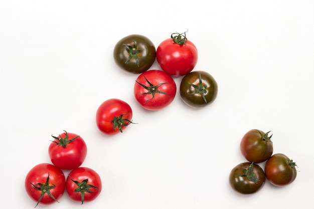 Tomates frescos en la mesa. Fondo blanco. Copie el espacio. Endecha plana