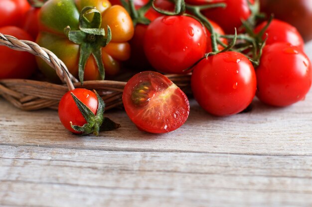 Tomates frescos en una mesa de madera de cerca