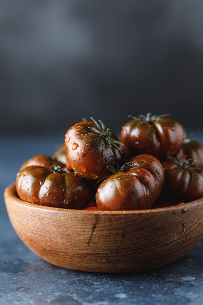 Tomates frescos en una mesa de madera