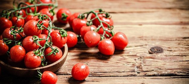 Foto tomates frescos en una mesa de madera