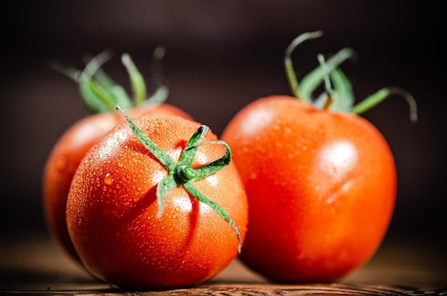 Tomates frescos en una mesa de madera