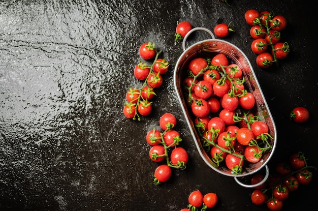 Foto tomates frescos en una mesa negra