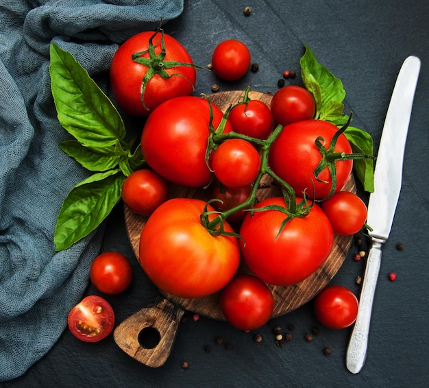 Tomates frescos en una mesa