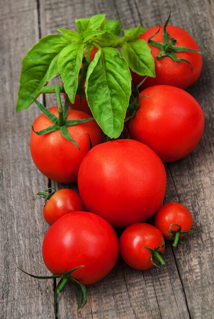 Tomates frescos en una mesa