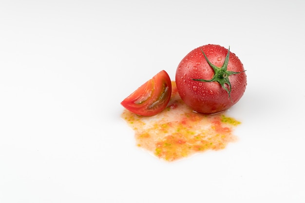 Tomates frescos molhados em um fundo branco. tomate fatiado com polpa